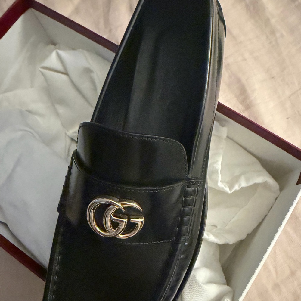 Gucci Elegant Black Loafers with Champagne Emblem. Only worn once-